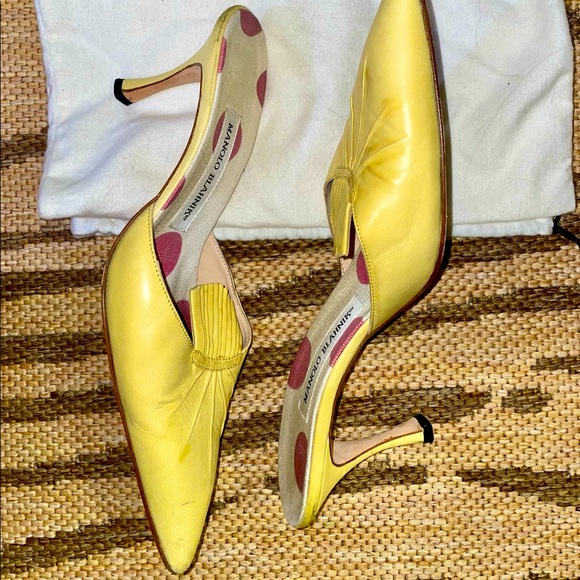 Manolo Blahnik butter yellow mules size 39 - Picture 3 of 3